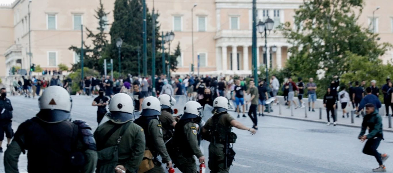 Εκ νέου ένταση στο κέντρο της Αθήνας: Άγνωστοι πέταξαν αντικείμενα σε αστυνομικούς (φώτο)